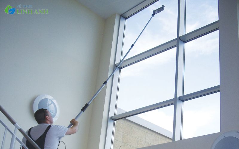 Những dụng cụ lau kính nhà cao tầng phổ biến